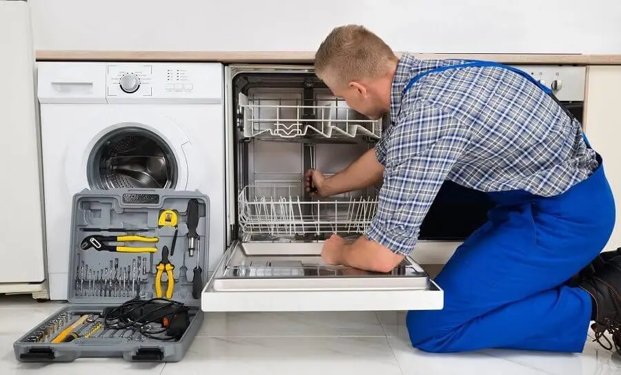 Akyazı Whirlpool servisi teknisyen ekibi beyaz eşya tamiri yaparken